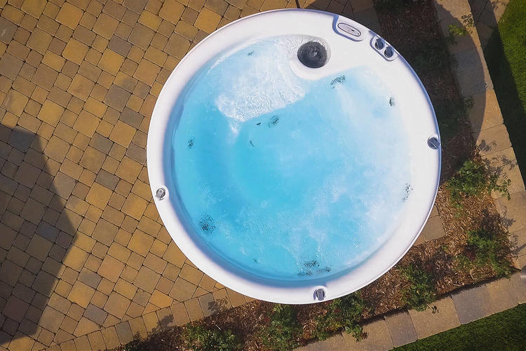 1305_Nordic_Hot_tubs_leisurecraft_europe_impulse_DP_classic_round_jacuzzi.25181ccd9a37c1410e535b0f0bdbb4c2