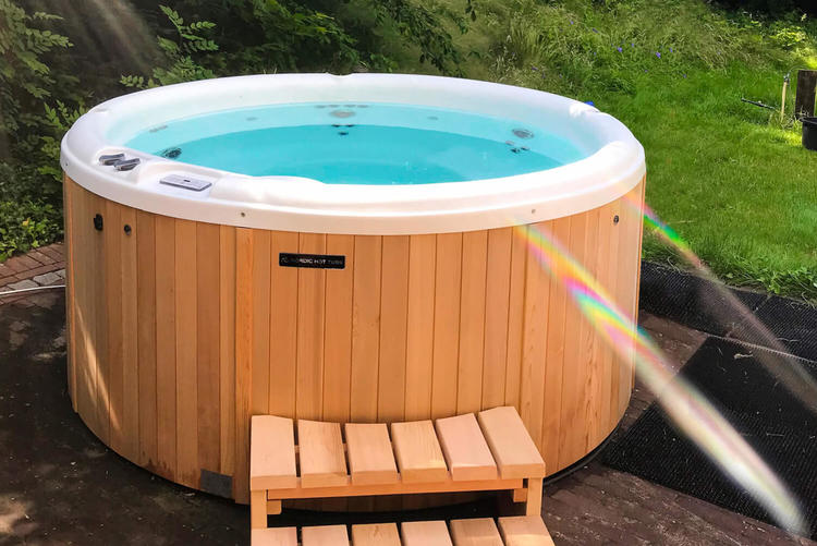 1312_Nordic_Hot_tubs_Red_Cedar_wellness_massage_jets_jacuzzi_Leisurecraft_Europe_impulse_DP.25181ccd9a37c1410e535b0f0bdbb4c2 Vířivka DP Classic